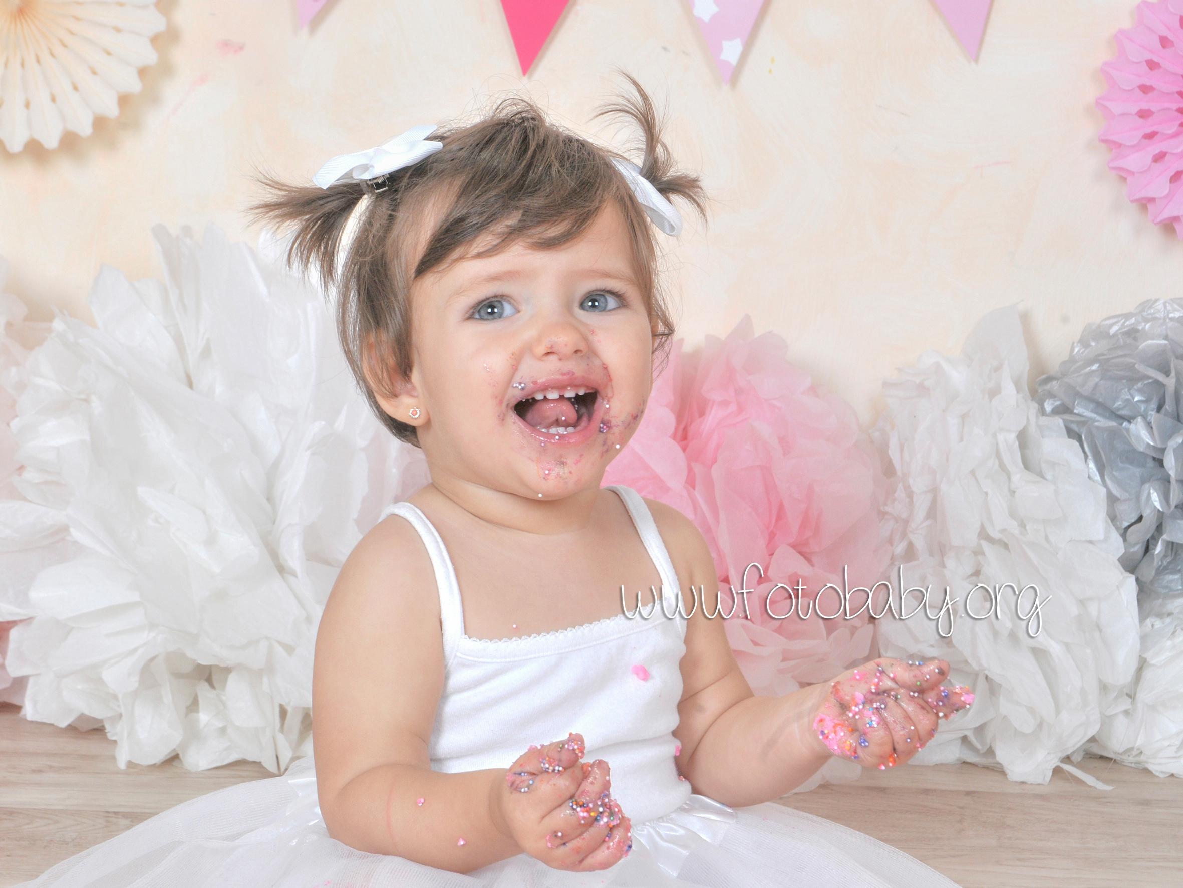 Smash Cake sesión fotográfica divertida fotobaby fotografa infantil en granada new born embarazo familiar recién nacido